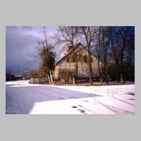 106-1072 Winter 1996-97 - Giebel der alten Schule, links der Weg nach Stobingen.jpg